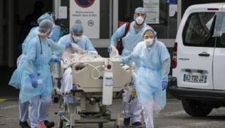 نقل مريض بكورونا في فرنسا- أرشيفية