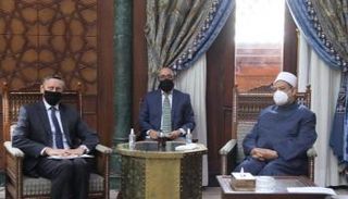  شيخ الأزهر خلال لقائه سفير ألمانيا بالقاهرة 