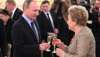 الرئيس الروسي فلاديمير بوتين يكرم أرملة بوريس يلتسين