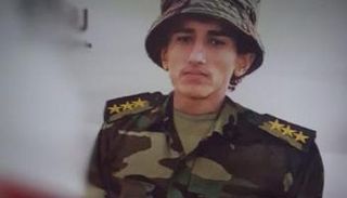 طفل يمني جندته مليشيا الحوثي مقابل حصوله على رتبة نقيب