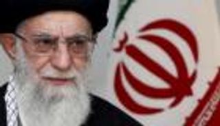 إيران تواصل اللعب بورقة "الرهائن".. اتهام سائح فرنسي بالتجسس