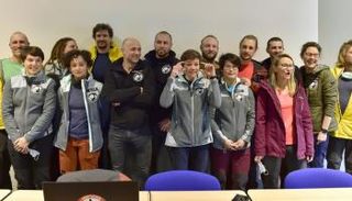 فريق المتطوعين الـ15