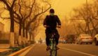 بالصور.. عواصف رملية كثيفة تجتاح بكين