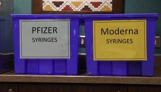 صناديق جرعات لقاحي فايزر وموديرنا