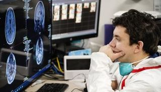 طبيب داخل أحد المستشفيات - أرشيفية