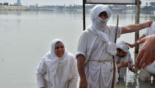 أبناء الطائفة المندائية خلال طقوس التعميد بعيد الخليقة