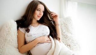 نصائح مهمة للمرأة الحامل للحفاظ على جمال شعرها وأظافرها