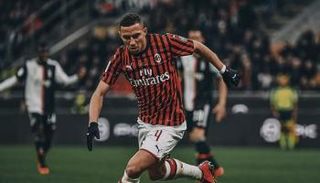 إسماعيل بن ناصر لاعب وسط ميلان