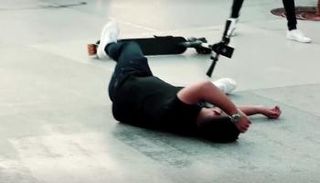 أحد الشباب يسقط أرضا