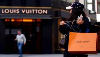 أحد متاجر العلامة التجارية louis vuitton