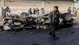 شرطي أفغاني يمشط محيط انفجار سابق وسط كابول