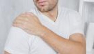 دراسة تحذر: آلام الكتف الأيمن تنذر بمرض قاتل