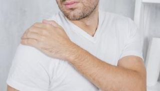 آلام الكتف الأيمن تنذر بمرض قاتل