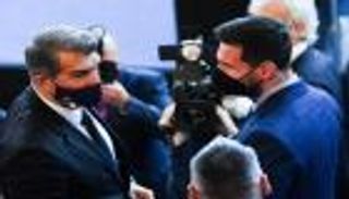 بعناق حار ورسالة خاصة.. رئيس برشلونة يعد باستمرار ميسي