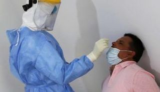 مواطن ليبي يجري مسحة كورونا (أرشيفية)