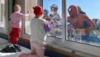 صور.. "سبايدر مان" يهبط من السماء لتنفيذ مهمة إنسانية