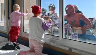 الأطفال يحيّون 