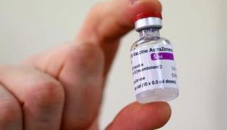 قارورة من لقاح أسترازينيكا
