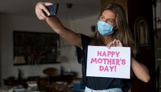 سيدة ترسل لوالدتها معايدة إلكترونية في عيد الأم