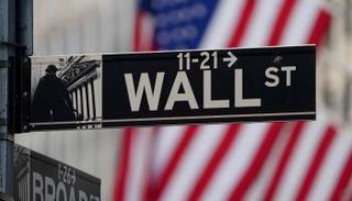 لافتة وول ستريت، خارج بورصة نيويورك - رويترز