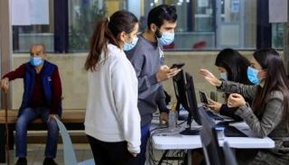 عراقيان يرتديان الكمامة ويسجلان اسميهما للمشاركة بفعاليات استقبال البابا فرنسيس