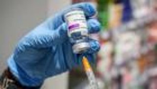 خبراء عن لقاح أسترازينيكا ضد كورونا: الفوائد تفوق الأضرار  