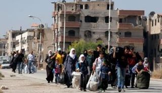 صورة أرشيفية لنازحين سوريين من منطقة داريا عام 2016