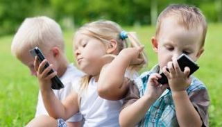 استخدام الأطفال للأجهزة الذكية محفوف بالمخاطر