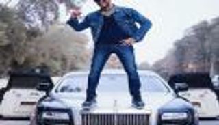 من 128 إلى منزل متحرك.. شاهد أسطول سيارات محمد رمضان