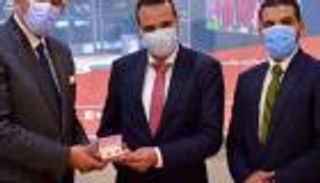 "المحظوظ المصري" يضحي بمليون دولار مقابل "2 جنيه".. قصة أمانة نادرة ومكافأة هزيلة