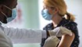 وفاة امرأة بعد تطعيمها بلقاح "أسترازينيكا" في السويد