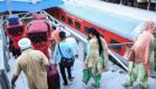 قطار ركاب يسير إلى الوراء 35 كيلومترا