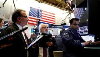  متداولون في بورصة نيويورك - رويترز 