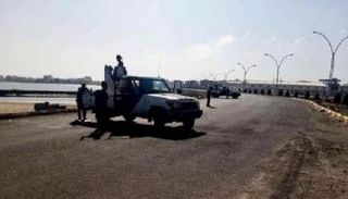 دورية أمنية تمسح مكان تفجير استهدف اغتيال وزير الخدمة المدنية اليمني