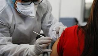 سيدة تتلقى لقاح كورونا- أرشيفية