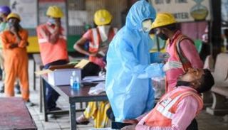 شخص يخضع لاختبار كورونا في الهند