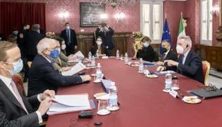 ممثل الشؤون الخارجية للاتحاد الأوروبي خلال لقائه وزير الدفاع الإيطالي