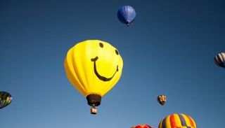 بالون يحمل وجها مبتسما
