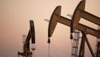 النفط يسجل أطول سلسلة خسائر في شهور.. الأسعار تهوي 11%