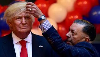 مدير متحف الشمع في مدريد يتفقد تمثالا شمعيا لترامب – أرشيفية