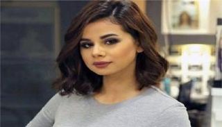 الفنانة منة عرفة