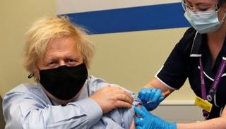 بوريس جونسون يتلقى لقاح أسترازينيكا