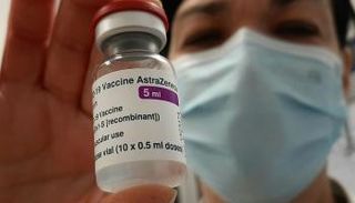 قارورة من لقاح أسترازينيكا