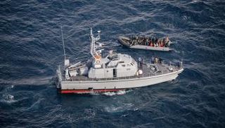 جانب من عملية سابقة لإنقاذ مهاجرين قبالة السواحل الليبية