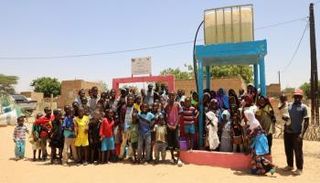 مواطنون في إحدى الدول الأفريقية حيث تم حفر بئر ماء