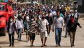 الشموع تضيء ليل ميانمار لكن طريقها للنور لا يزال مجهولا