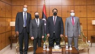 رئيس المجلس الرئاسي المنفي خلال لقائه السفير المالطي. (المجلس الرئاسي)