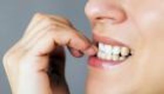 6 أضرار تسببها عادة قضم الأظافر.. تدمير الأسنان والنفس الكريه
