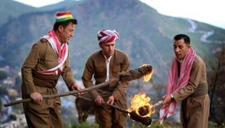 محتفلون كرد بعيد النوروز يوقدون النيران في شمال العراق