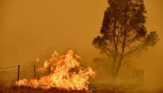 حريق قرب مدينة بومبالونج في جنوب كانبيرا 